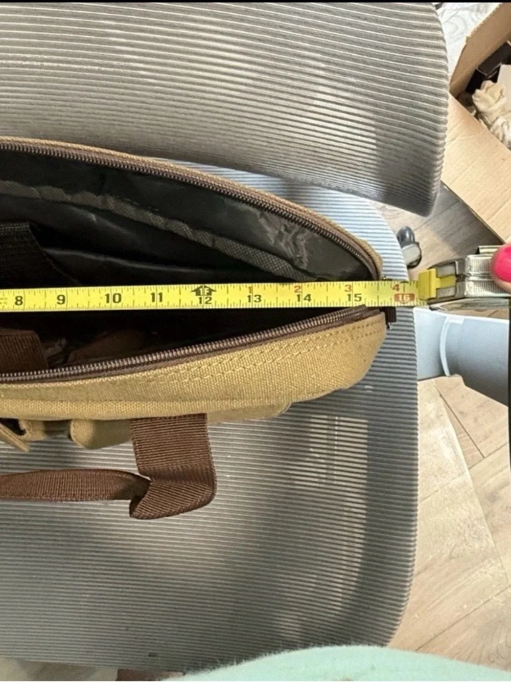 NWOT Bella Russo Khaki Canvas Padded Laptop Bag With Adjustable Strap & Pockets